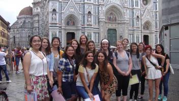 Group photo of students standing in front of an iconic building in Florence, Italy