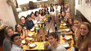 Group photo of students have dinner in Florence, Italy