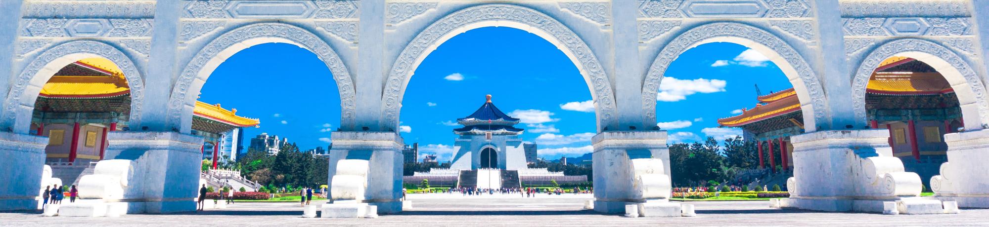 Photo of arches and a Taiwanese building in the center